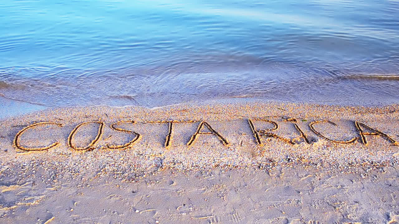 Costa Rica: Inskription i sanden på stranden.