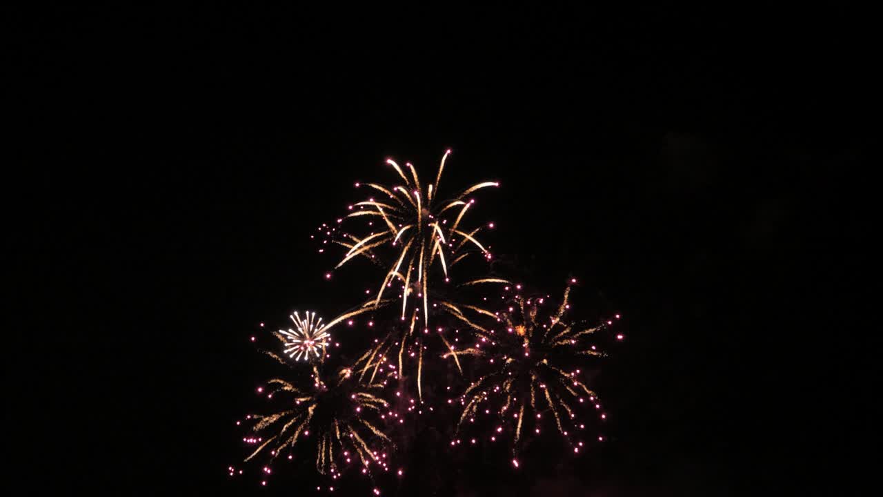 espectáculo de fuegos artificiales en cámara lenta