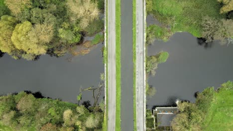 estrecho gran canal verde en el río liffey kildare irlanda drone aéreo