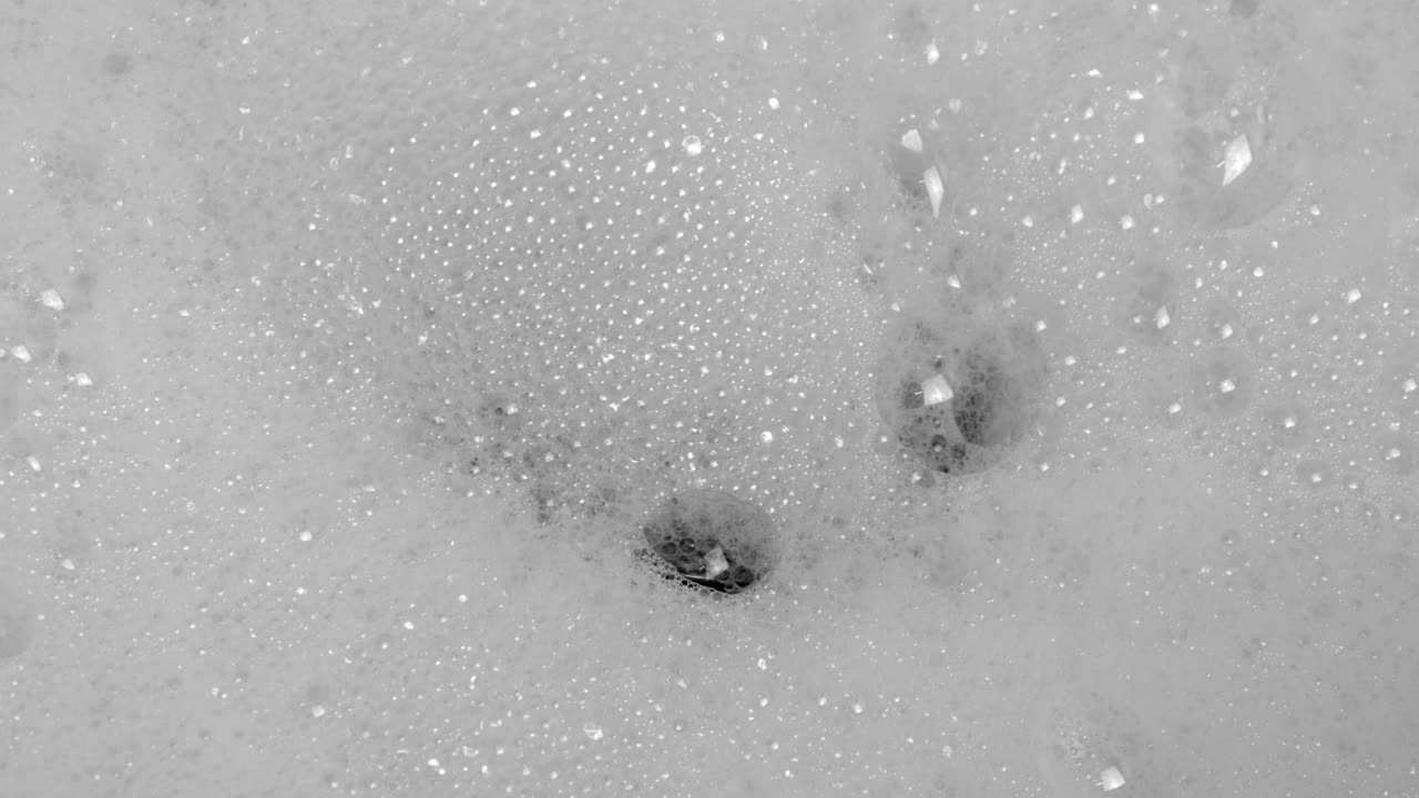 비누 물 이 싱크대 의 구 을 통해 아래로 흐른다