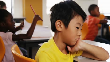 Niños-De-La-Escuela-Estilizando-En-El-Aula