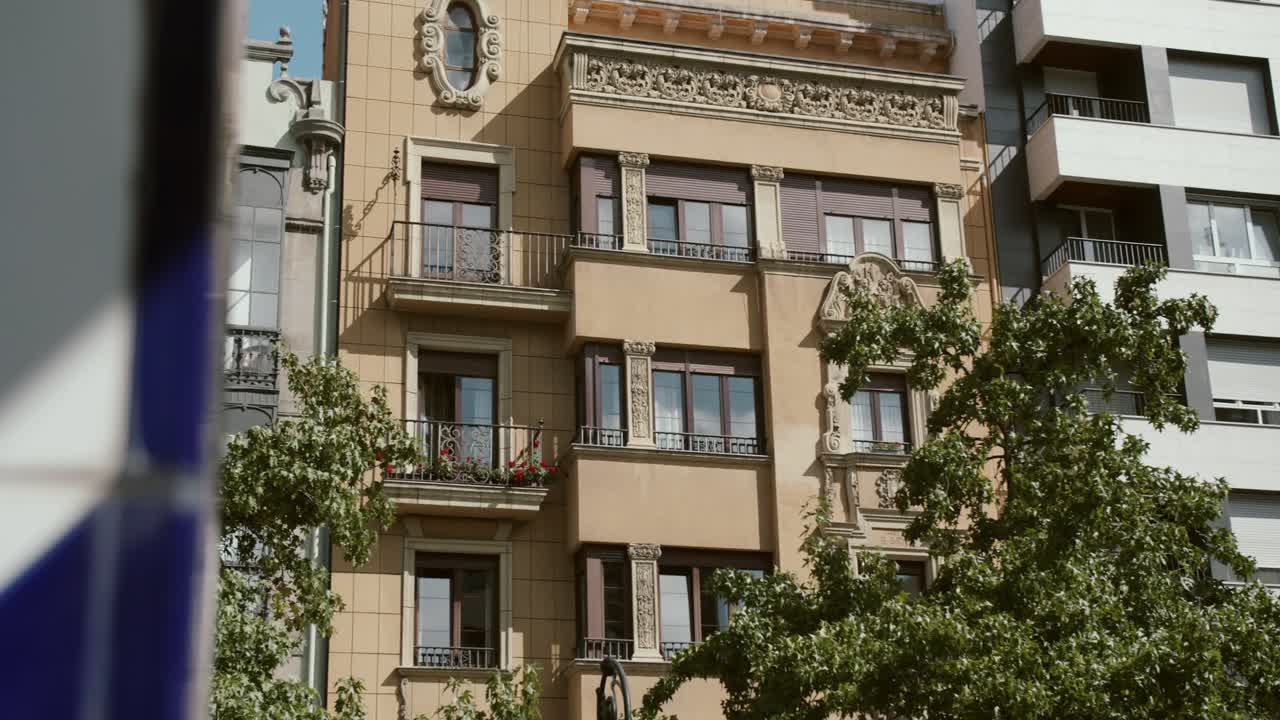 아스투리아스 지존 시내의 전형적인 건물 - 휴대용, 슬로우 모션