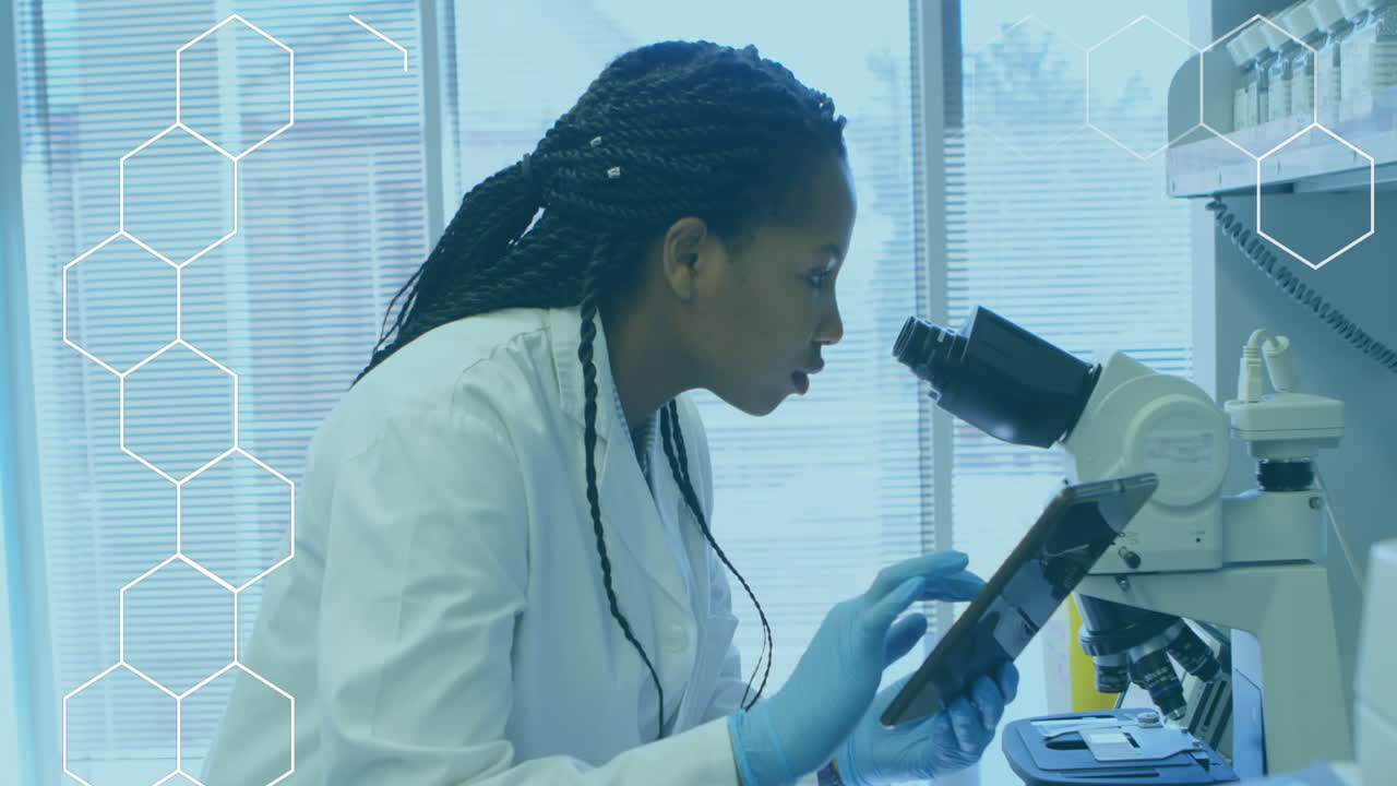 Animazione di elaborazione di dati scientifici su scienziata afroamericana.