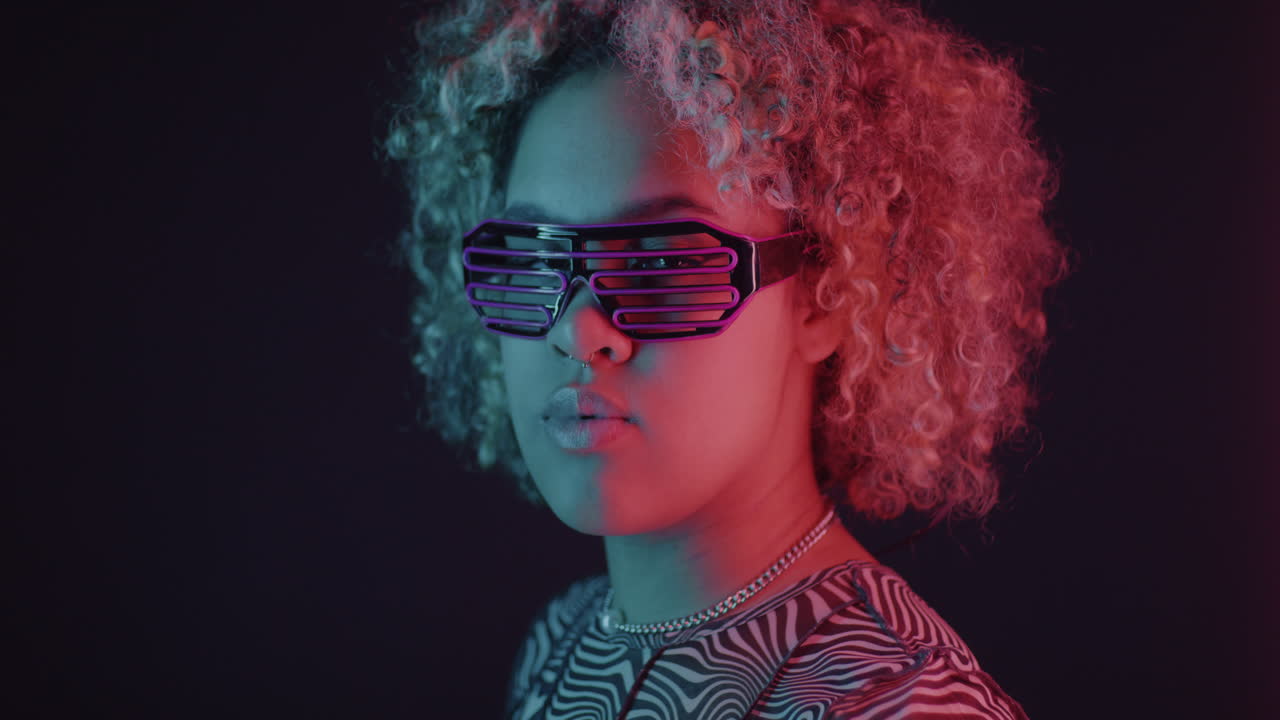 mujer elegante con iluminación de neón