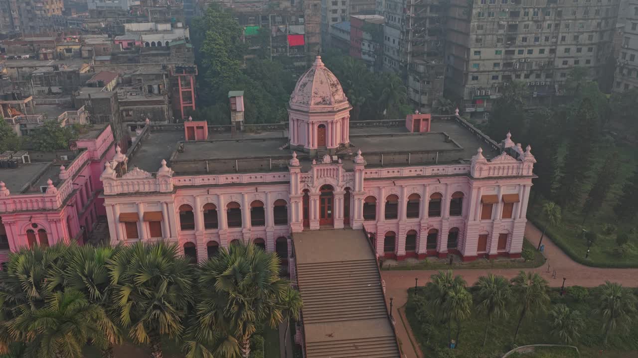 Filmato aereo del Palazzo Rosa Ahsan Manzil con vista su Dacca Vecchia, Bangladesh
