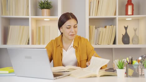 una estudiante divertida y alegre.