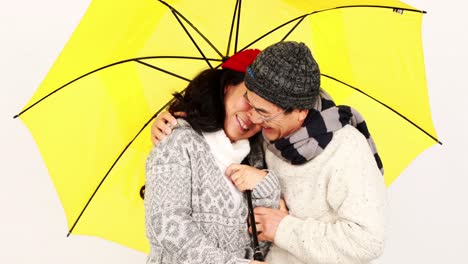 pareja asiática madura bajo un paraguas
