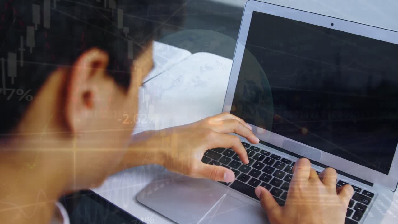 animación de globo y gráfico sobre el estudiante usando portátil y teléfono móvil en el aula