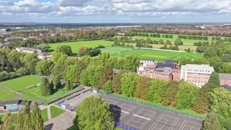 Vista-Aérea-Panorámica-Del-Parque-Y-Club-De-Tenis-Sobre-Césped-De-Doncaster-En-El-Reino-Unido