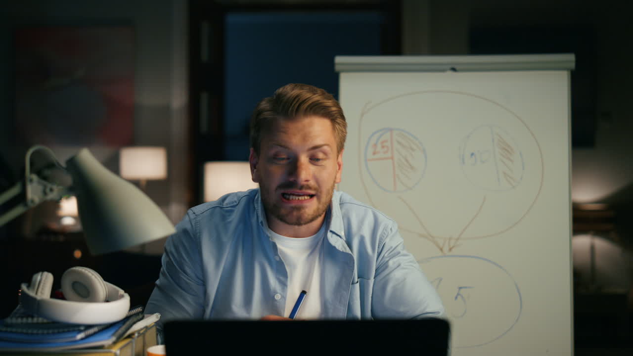 hombre dando una conferencia en una oficina remota de primer plano. especialista usando llamada emocional