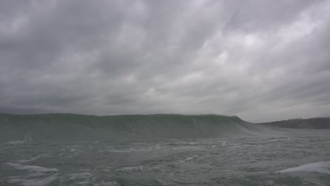 Perfecta-Ola-Tormentosa-Vacía---Chorro-De-Agua