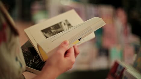 mujer leyendo un libro