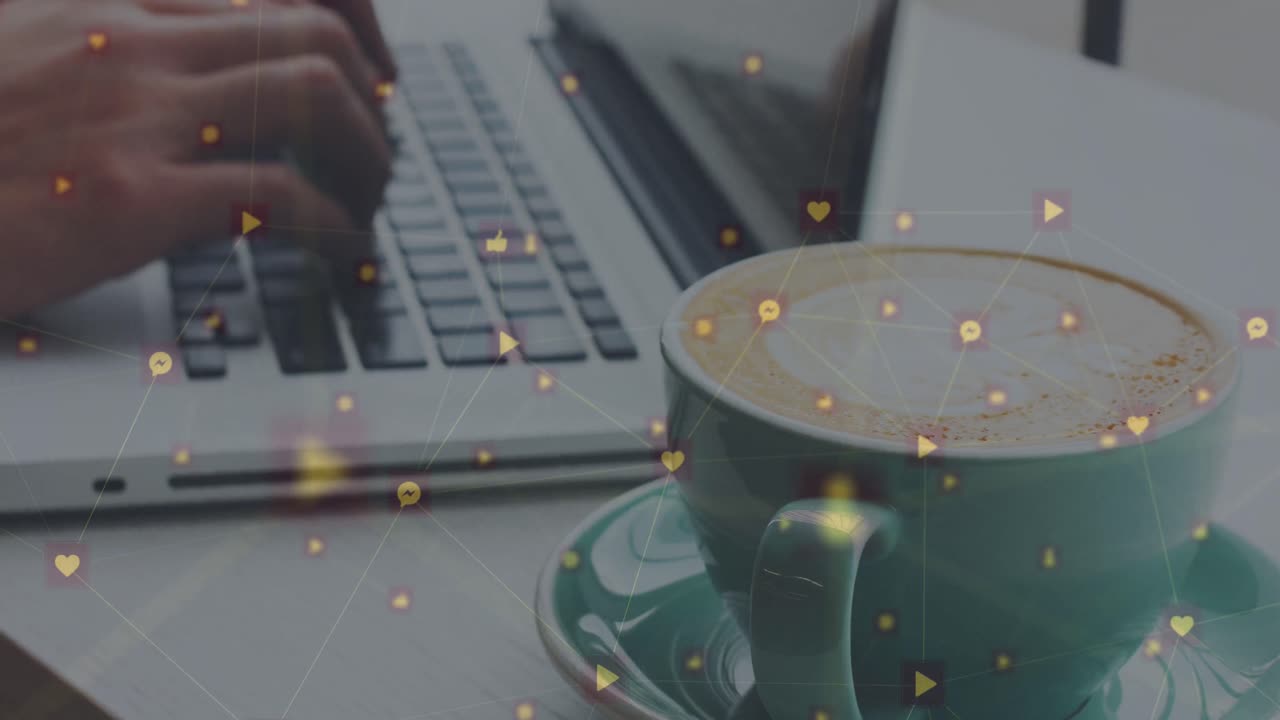 Animazione di una rete di connessioni con icone di social media su una donna caucasica che usa il portatile