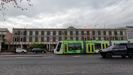 tranvías y vehículos que se mueven en la ciudad de melbourne