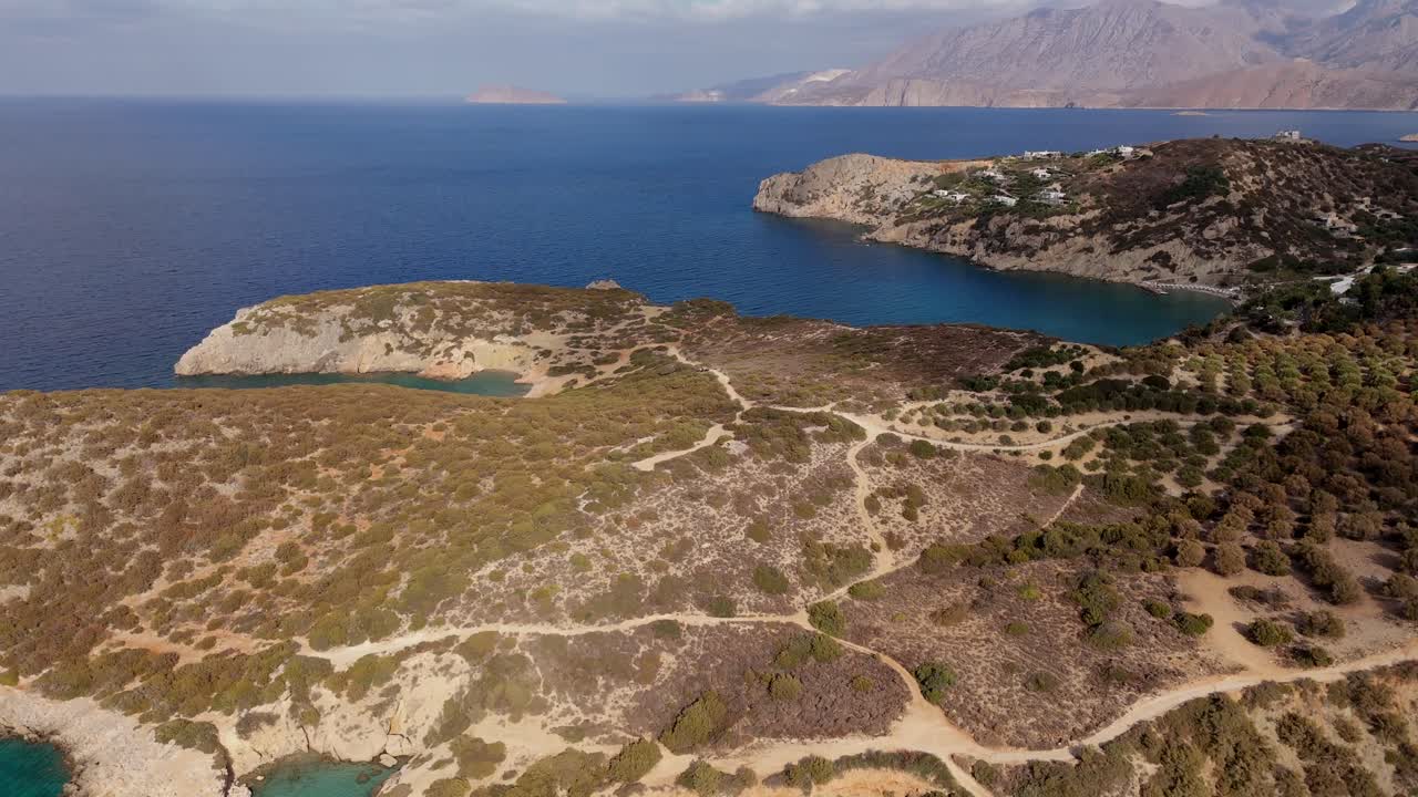 costa rocosa de montañas con playas turquesas en la isla de creta, grecia