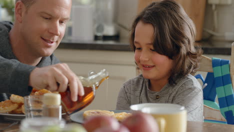 Padre-Preparando-Gofres-De-Desayuno-Para-Su-Hijo-Lindo-Niño-Emocionado-Por-Una-Deliciosa-Delicia-Casera-En-La-Cocina-De-Casa-4k