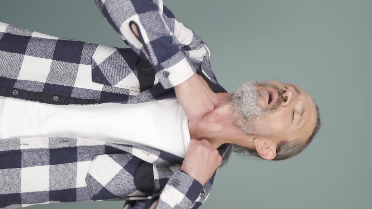 video vertical de un anciano con dificultad para respirar.