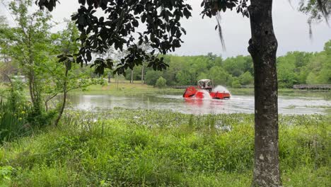 Amphibienmäher-Baggert-Den-Teich-Im-Tom-Brown-Park-In-Tallahassee,-FL,-4k-Aus