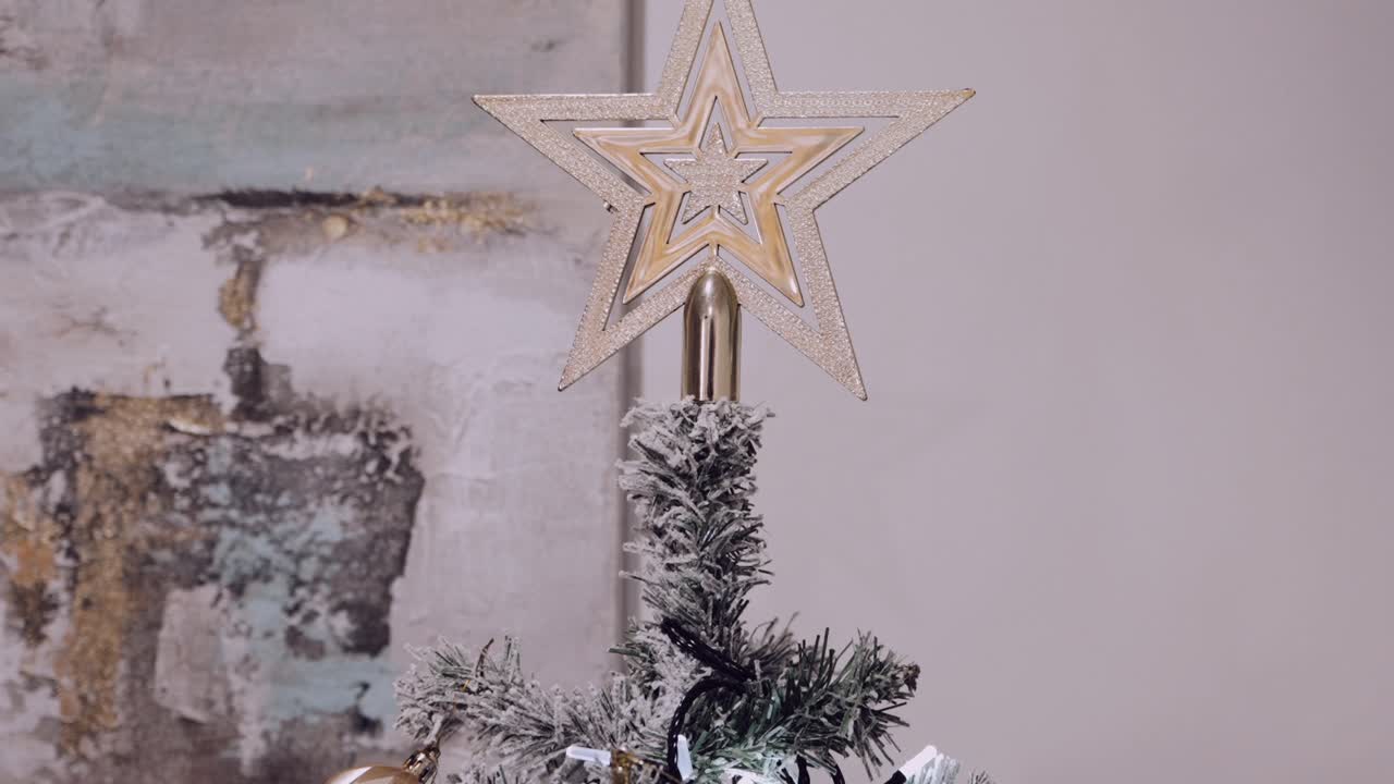 Stunning star tree topper shines with festive elegance