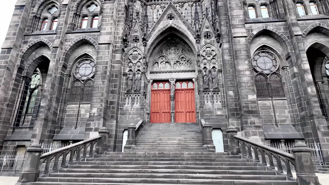 프랑스 클레르몬트 페란트 (clermont-ferrand) 에 있는 블랙 대성당 (cathedral notre-dame-de-l'assomption) 을 지을 때 사용된 화산암.