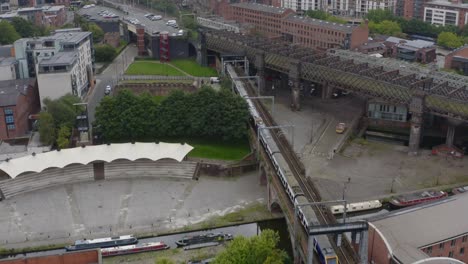 Drohnenschuss-Tracking-Zug-Durch-Die-Castlefield-Kanäle