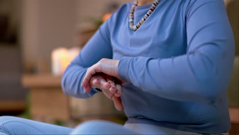 dolor en la mano, el músculo o la mujer con lesión de yoga