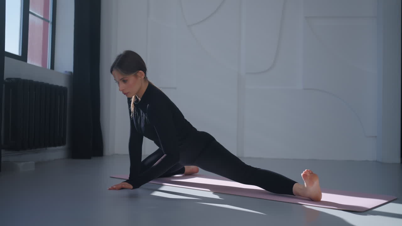 mujer haciendo estiramiento de yoga en la alfombra