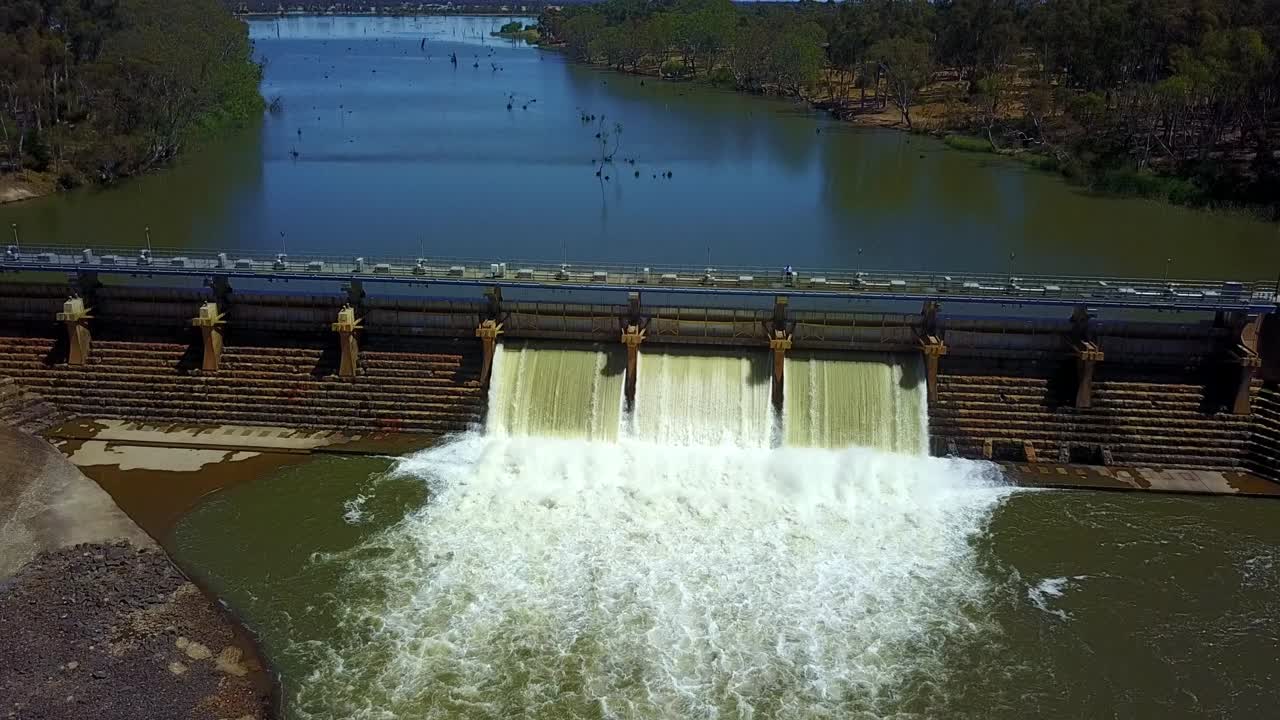 goulburn 위어, 빅토리아, 호주를 통해 하강 및 앞으로 움직이는 드론 영상