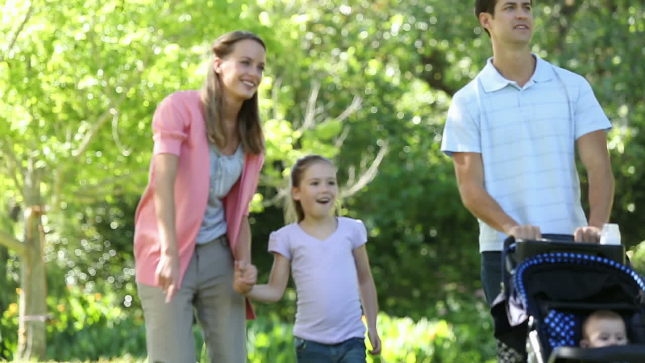 familia feliz dando un paseo por el parque