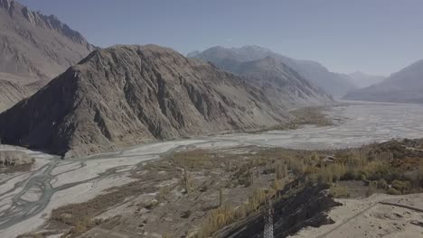 Luftaufnahme-Der-Zerklüfteten-Tallandschaft-Von-Skardu-Mit-Durchfließendem-Fluss