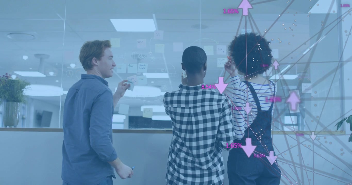Teammedlemmer sætter lyserøde sticky notes på glaspanel, igangsætter AR-netværkskortlægning af forretningsflow.
