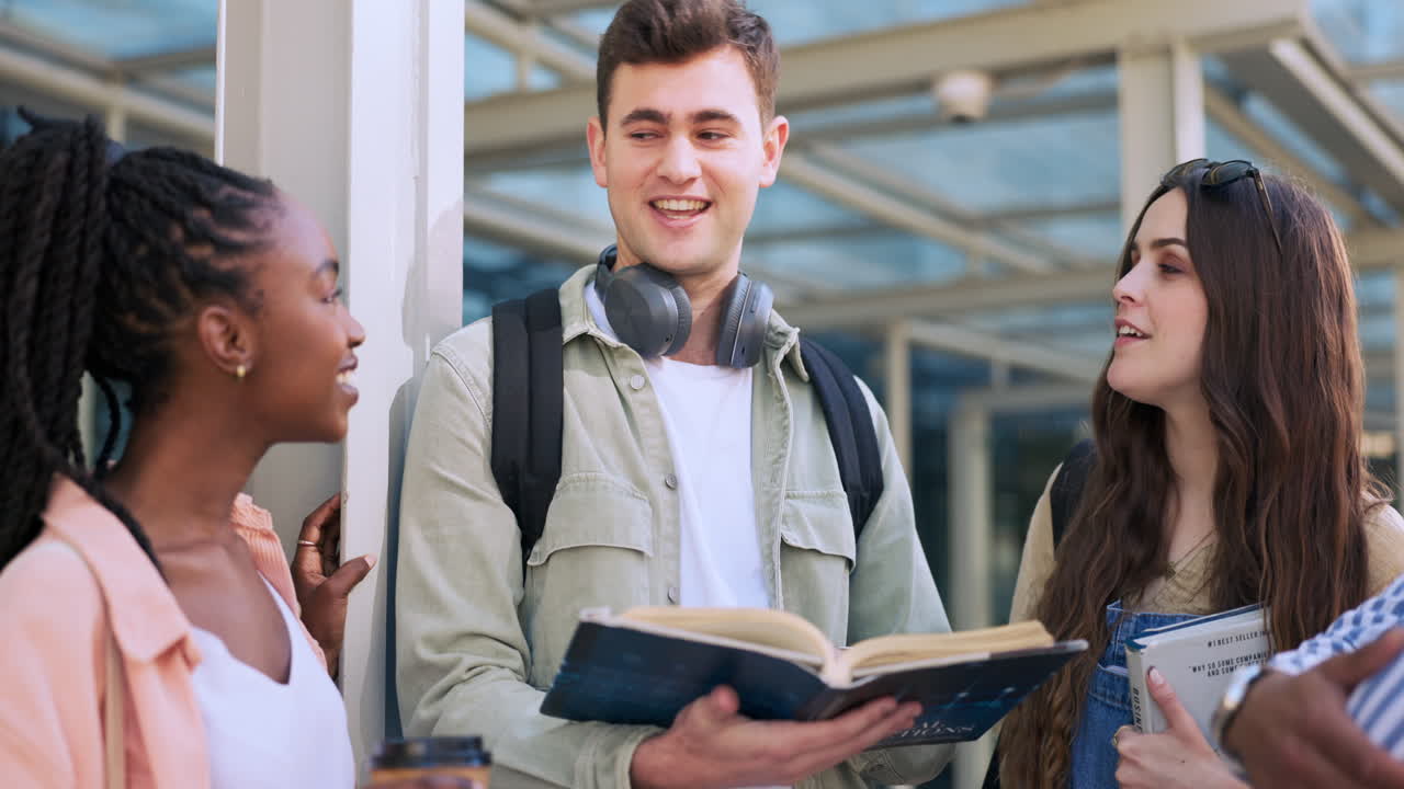 universidad, hablando y estudiantes caminando