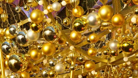 la bola de oro de navidad se balancea
