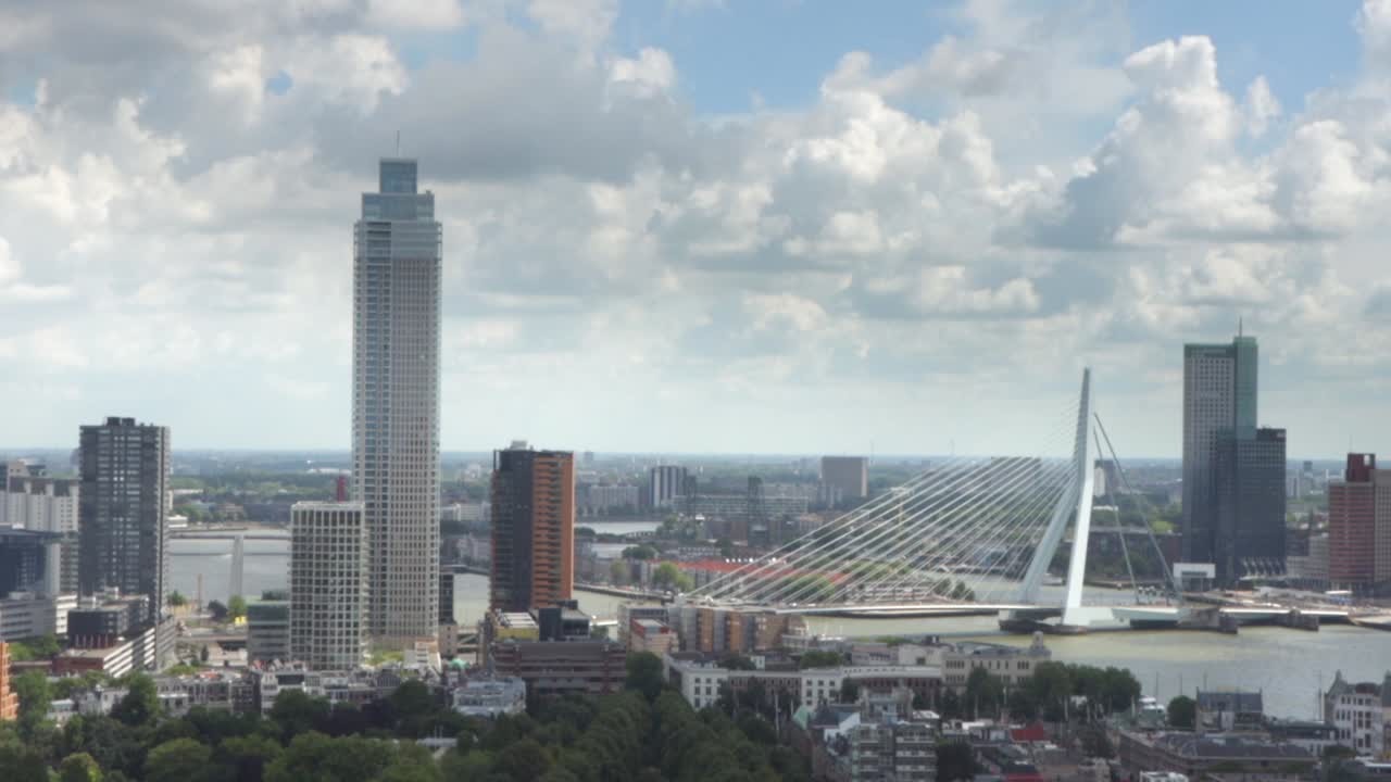Cielo pintoresco lleno de nubes sobre Róterdam y el Puente Erasmo debajo