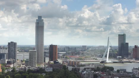 Pintoresco-Cielo-Lleno-De-Nubes-Sobre-Rotterdam-Y-El-Puente-Erasmus-Debajo