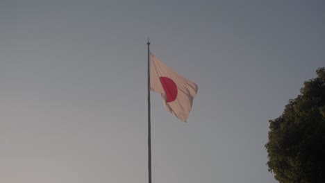 Japanische-Flagge,-Die-Während-Des-Sonnenuntergangs-In-Japan-Im-Wind-Schwebt