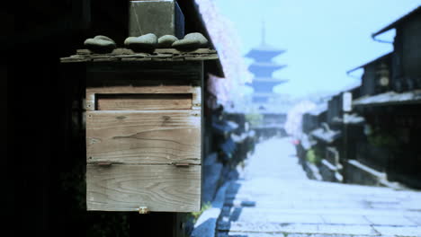escena callejera japonesa con buzón de madera y pagoda