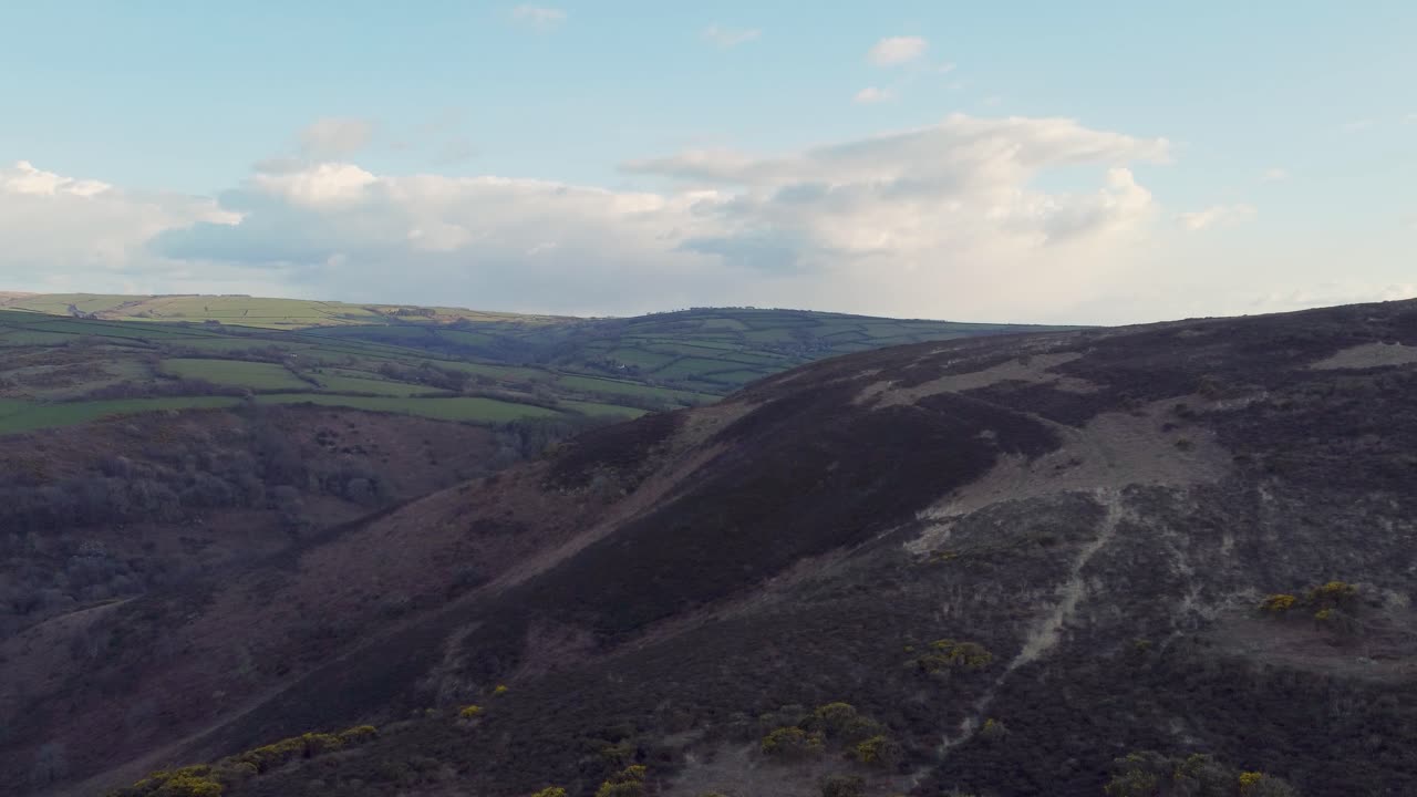 Veduta aerea della brughiera del North Devon con campi verdi al tramonto.