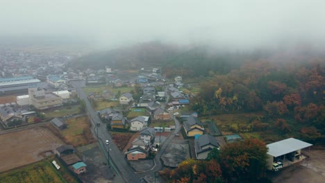 일본 지푸 시의 일본 시골의 공중 무인 비행기 비 풍경
