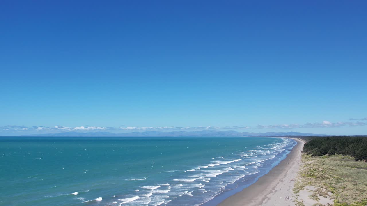 아름다운 모래 해변을 향한 공중 접근은  ⁇ 는 사람들을 보여줍니다, 땅의 곡선, 푸르키즈 바다와