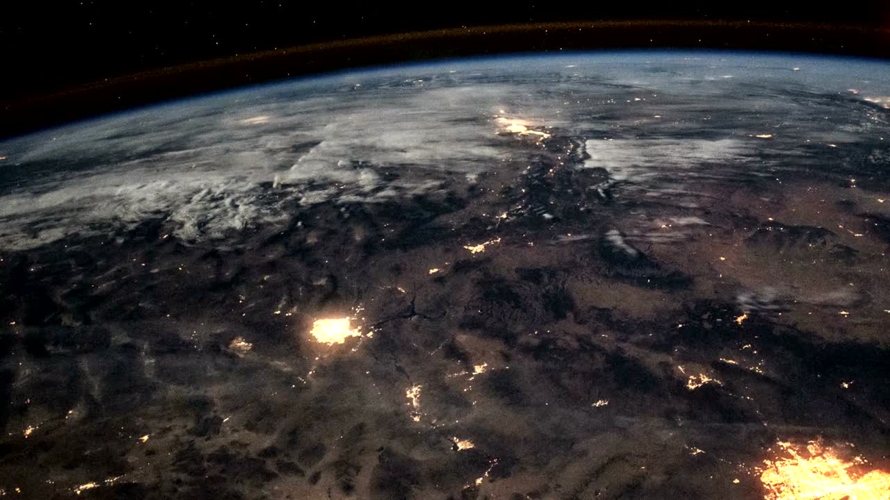 un vuelo sobre el continente de américa del norte como se ve desde la estación espacial internacional. las luces del norte se pueden ver a medida que la cámara vuela más hacia el norte.