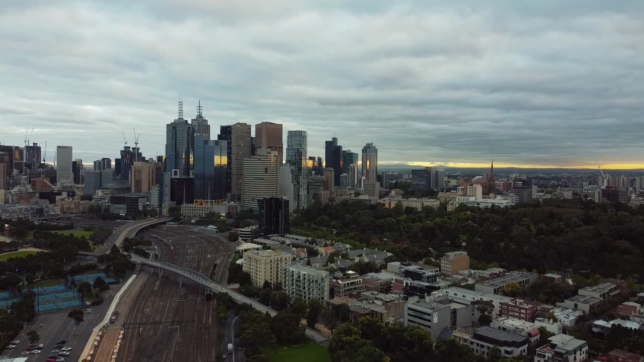 일몰의 아름다운 멜버른 도시 스카이라인, 호주에서 코로나바이러스가 발생하는 동안 조용함