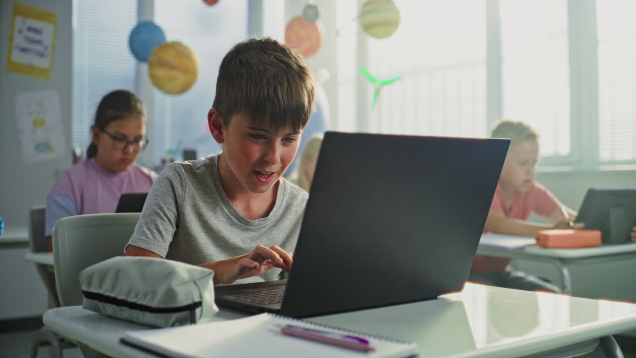 estudiantes usando computadoras portátiles en un aula