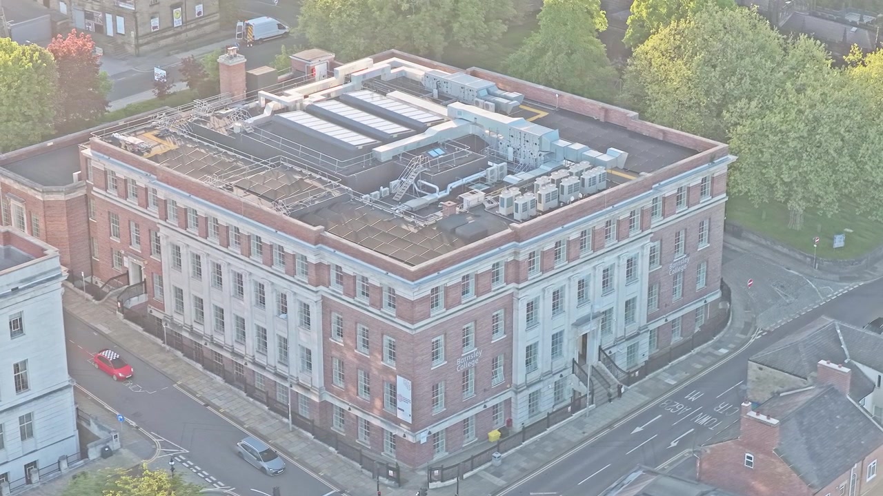 Historická občanská budova poblíž Church Street a Eldon Street v centru města Barnsley, Jižní Yorkshire, Anglie. Úvodní letecký záběr dronem nad historickou architekturou, městskou přestavbou, západ slunce.