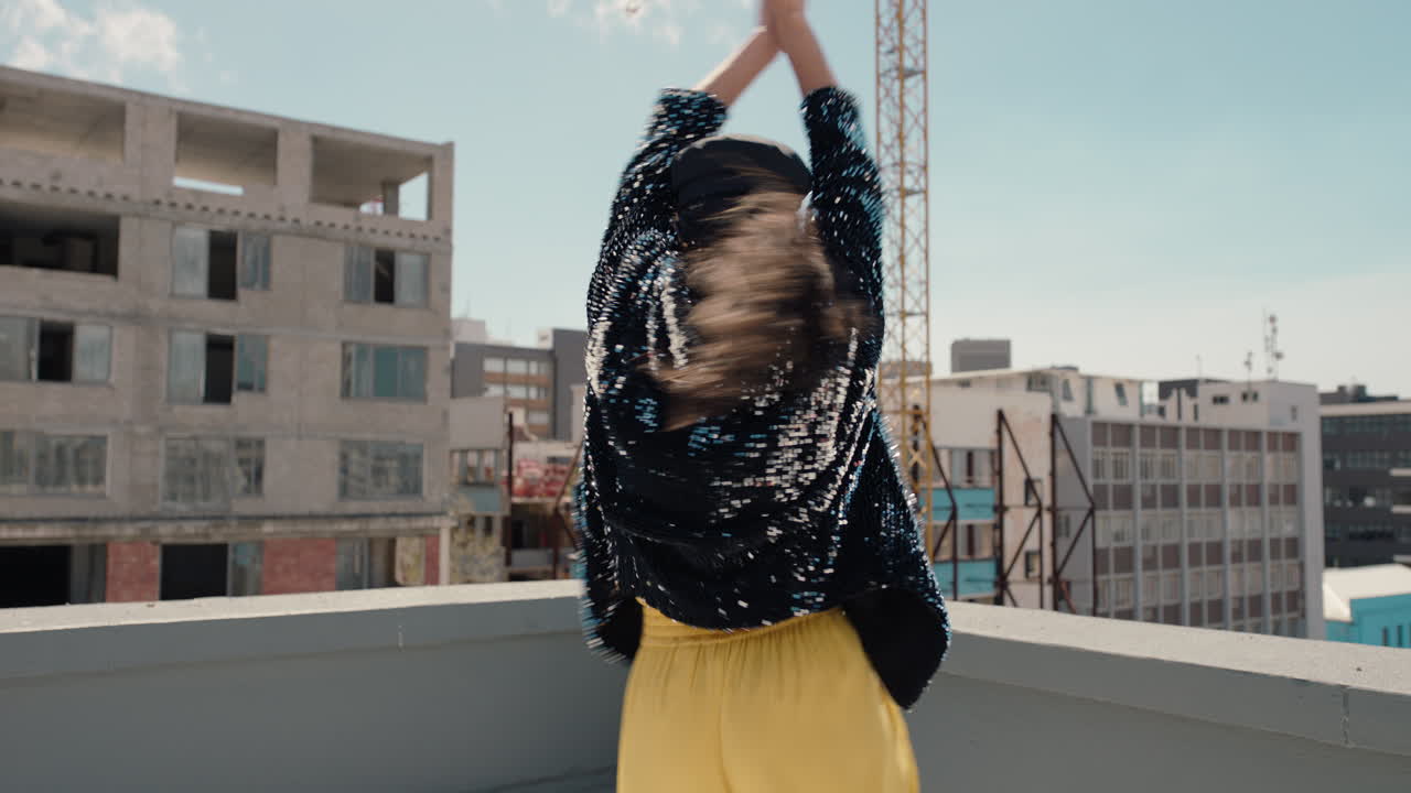 ballerina latina che balla sul tetto bella donna brasiliana che esegue mosse di danza in città