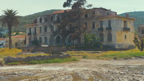 Hotel-Abandonado-En-Una-Hermosa-Zona-Costera.-Plano-Medio