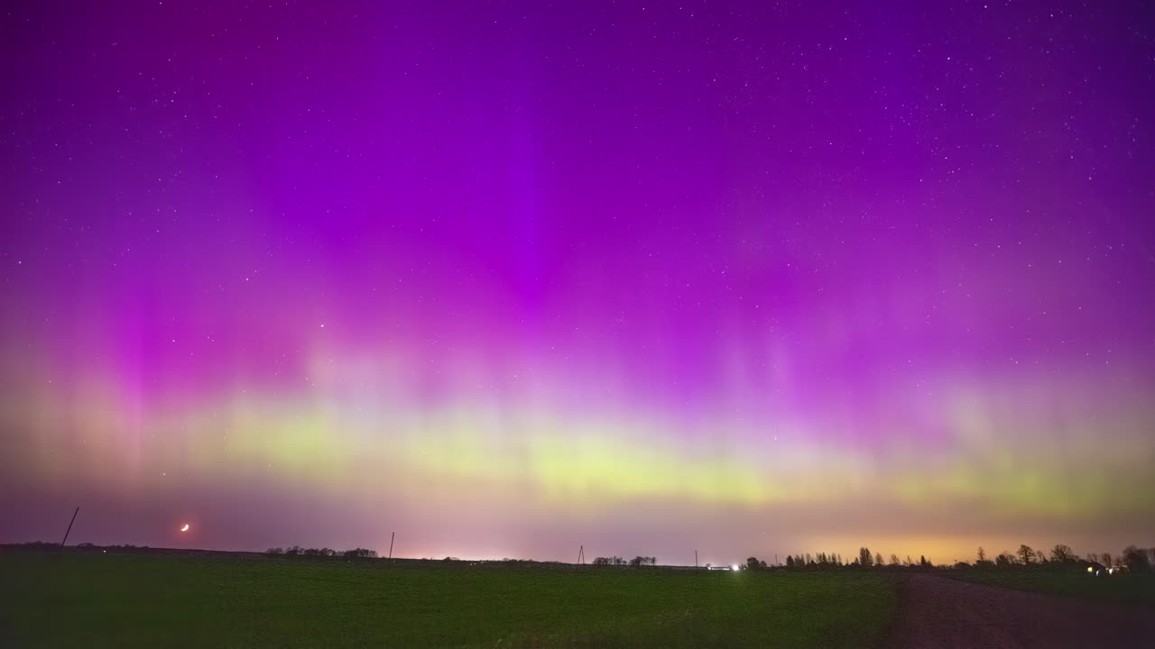 increíble colorida aurora boreal en una noche estrellada - lapso de tiempo