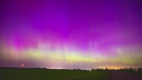 Increíble-Colorido-Aurora-Boreal-En-Una-Noche-Estrellada---Lapso-De-Tiempo