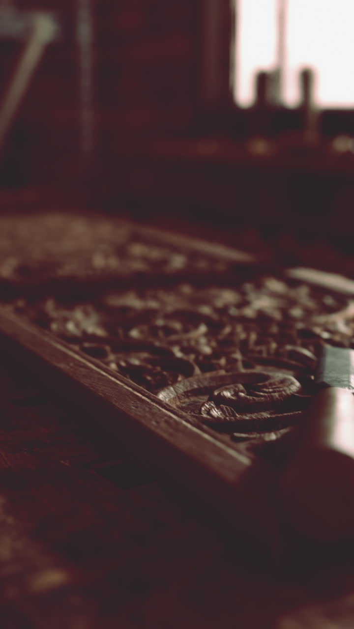 intrincada talla de madera: una mirada de cerca a la arte del artesano