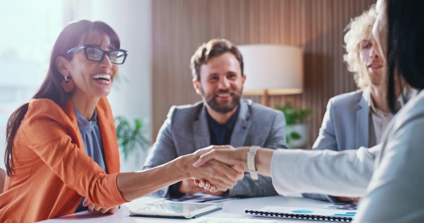 Professionisti d'Affari che si Stringono la Mano Durante un Incontro di Successo